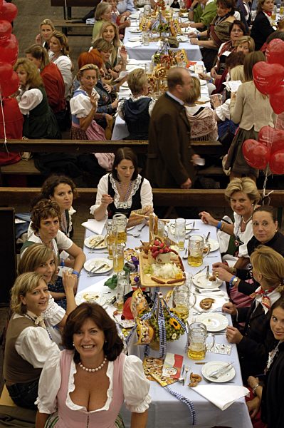 Geladene Gäste auf der Damenwiesn von Regine Sixt, 2004 | Ladies 'Oktoberfest' from Regine Sixt, 2004