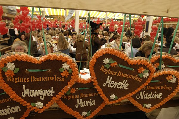 Lebkuchenherzen für die geladenen Gäste auf der Damenwiesn von Regine Sixt, 2004 | Gingerbread hearts for the loaded guests on the ladies "Oktoberfest" from Regine Sixt, 2004