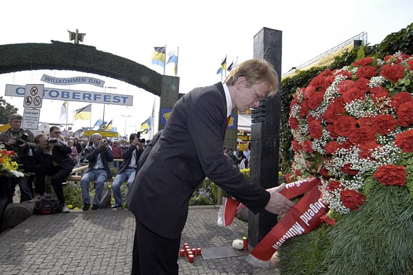 Gedenkfeier für die Opfer des Oktoberfest-Attentats von 1980, 2005