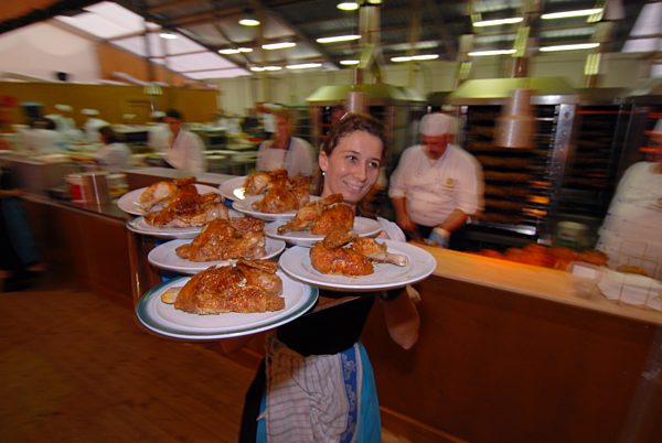 Oktoberfestküche im Löwenbräuzelt, 2006 | Waitress at the Oktoberfest, 2006