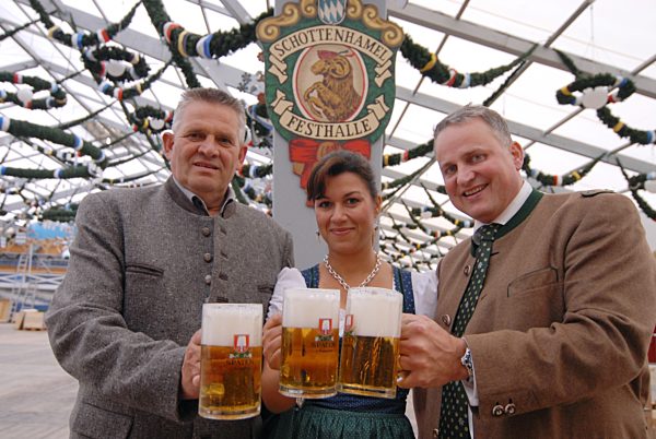 Christian und Nika Schottenhamel mit Karl-Heinz Knoll, 2007 | Christian and Nika Schottenhamel with Karl-Heinz Knoll, 2007