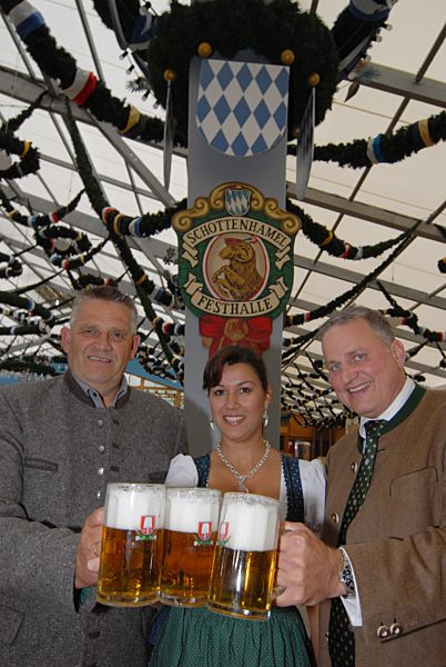 Christian und Nika Schottenhamel mit Karl-Heinz Knoll, 2007 | Christian and Nika Schottenhamel with Karl-Heinz Knoll, 2007