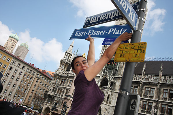 Aktion zur Umbennung des Münchner Marienhofs in Kurt-Eisner-Platz, 2009