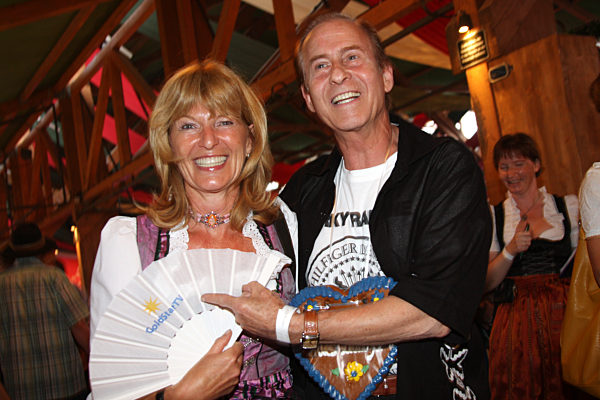 Promis im Weinzelt auf dem Oktoberfest in München, 2009 | Celebrities in the wine tent at the 'Oktoberfest' in Munich, 2009