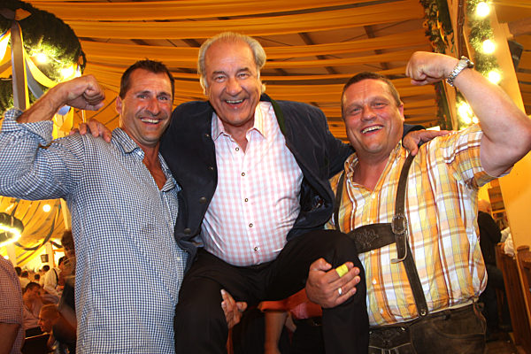 Lars Riedl, Manfred Schnelldorfer und Manfred Nerlinger auf dem Oktoberfest, 2009 | Lars Riedl, Manfred Schnelldorfer andManfred Nerlinger at the 'Oktoberfest', 2009