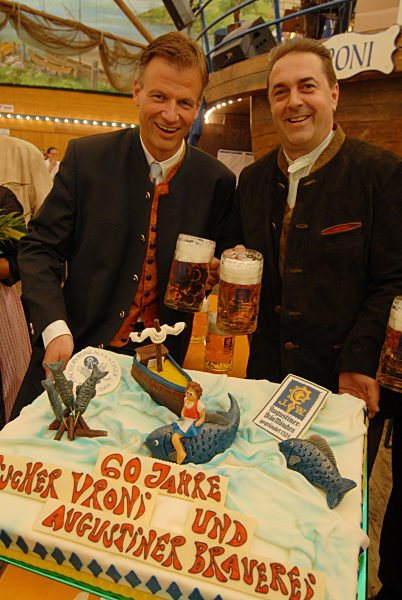 Jannik Inselkammer gratuliert Wiesnwirt Hans Stadtmüller, 2009 | Jannik Inselkammer and Hans Stadtmüller, 2009