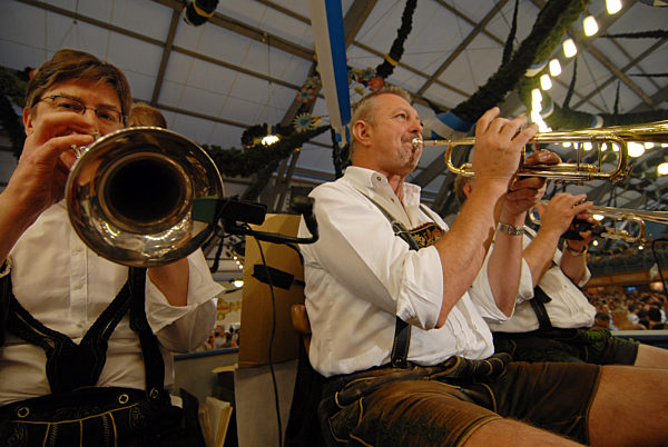 Blasmusiker auf dem Münchner Oktoberfest, 2009 | Brass band musicians at the Oktoberfest in Munich, 2009
