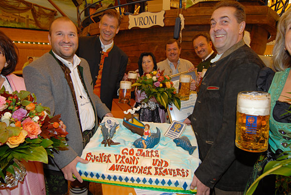 Jannik Inselkammer gratuliert Wiesnwirt Hans Stadtmüller, 2009