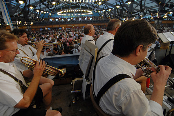 Blasmusiker auf dem Münchner Oktoberfest, 2009 | Brass band music at the Oktoberfest, 2009