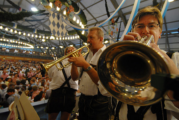 Blasmusiker auf dem Münchner Oktoberfest, 2009 | Brass band music at the Oktoberfest, 2009