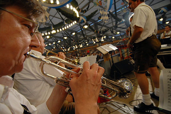Blasmusiker auf dem Münchner Oktoberfest, 2009 | Brass band musicians at the Oktoberfest, 2009