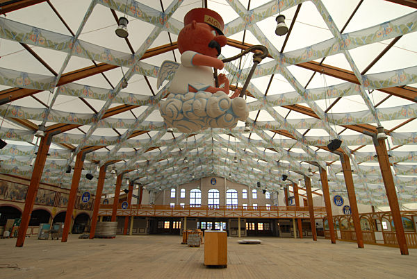 Aufbau für das Münchner Oktoberfest, 2009 | Construction work of the Oktoberfest in Municht, 2009