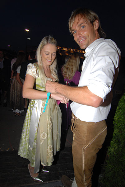 Promis beim Wiesn-Almauftrieb im Käferzelt auf dem Oktoberfest , 2009