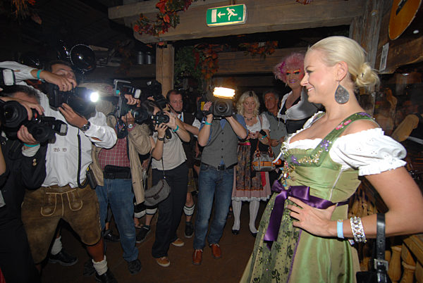 Promis beim Wiesn-Almauftrieb im Käferzelt auf dem Oktoberfest , 2009