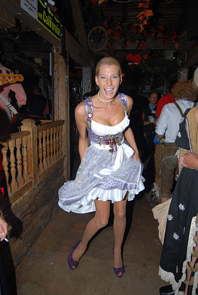 Promis beim Wiesn-Almauftrieb im Käferzelt auf dem Oktoberfest , 2009 | Celebreties in the 'Käferzelt' at the 'Oktoberfest', 2009