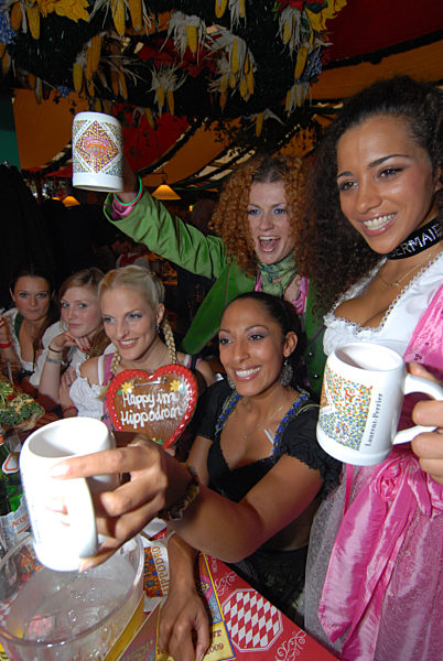 Bandmitglieder der No Angels auf dem Oktoberfest, 2009 | Band members of the No Angels at the "Oktoberfest", 2009