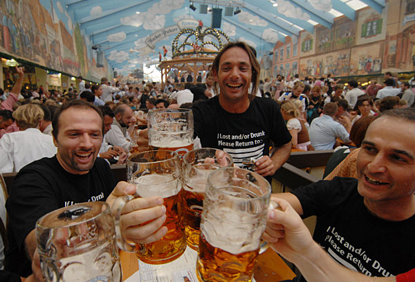 Bierzeltbesucher auf dem Oktoberfest in München, 2009 | Celebrating people at the Oktoberfest in Munich, 2009