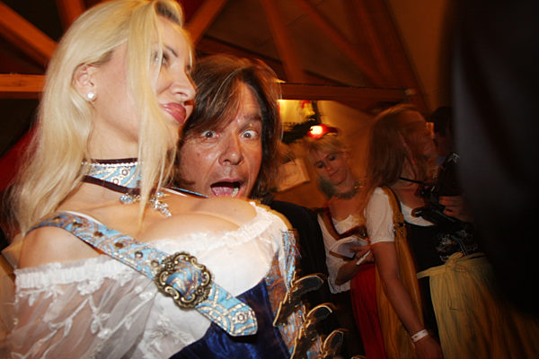 Promis im Weinzelt auf dem Oktoberfest in München, 2009 | Celebrities in the wine tent at the 'Oktoberfest' in Munich, 2009