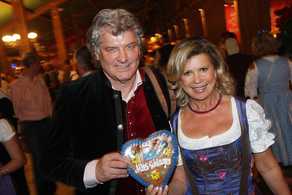 Promis im Weinzelt auf dem Oktoberfest in München, 2009 | Celebrities in the wine tent at the 'Oktoberfest' in Munich, 2009