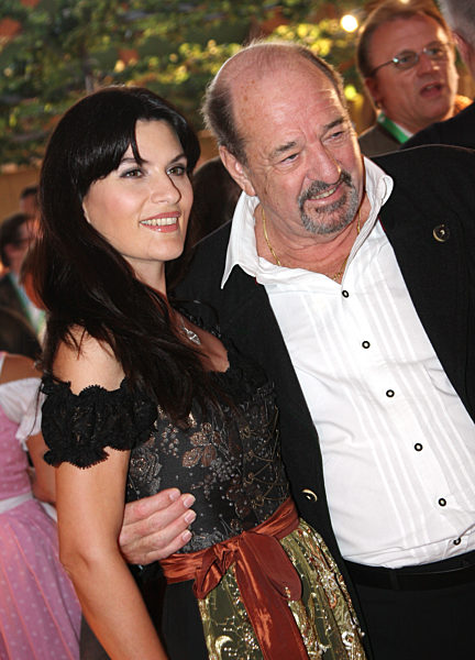 Promis im Weinzelt auf dem Oktoberfest in München, 2009 | Celebrities in the wine tent at the 'Oktoberfest' in Munich, 2009