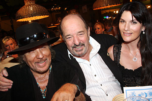 Promis im Weinzelt auf dem Oktoberfest in München, 2009 | Celebrities in the wine tent at the 'Oktoberfest' in Munich, 2009
