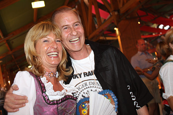 Promis im Weinzelt auf dem Oktoberfest in München, 2009 | Celebrities in the wine tent at the 'Oktoberfest' in Munich, 2009
