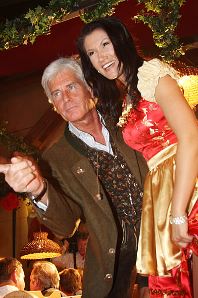 Promis im Weinzelt auf dem Oktoberfest in München, 2009 | Celebrities in the wine tent at the 'Oktoberfest' in Munich, 2009