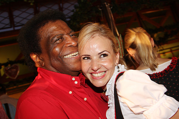Promis im Weinzelt auf dem Oktoberfest in München, 2009 | Celebrities in the wine tent at the 'Oktoberfest' in Munich, 2009