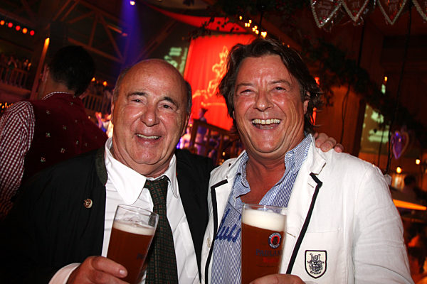 Georg Dingler und Robert Kuffler auf dem Oktoberfest in München, 2009 | Georg Dingler and Robert Kuffler at the Oktoberfest in Munich, 2009