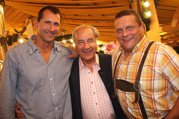 Lars Riedl, Manfred Schnelldorfer und Manfred Nerlinger auf dem Oktoberfest, 2009 | Lars Riedl, Manfred Schnelldorfer and Manfred Nerlinger at the "Oktoberfest", 2009