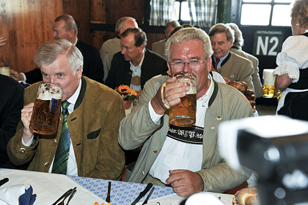 Wolfgang Pförringer und Horst Seehofer auf dem Oktoberfest, 2009 | Wolfgang Pförringer and Horst Seehofer at the 'Oktoberfest', 2009