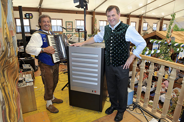 Wiesnwirt Lorenz Stiftl und Musiker Hans Ketelhut, 2009 | Wiesn host Lorenz Stiffl and musician Hans Ketelhut, 2009