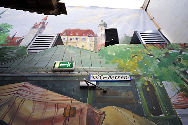 Luftreiniger im im Wiesenzelt von Lorenz Stiftl, 2009 | A mobile air cleaner unit at the Oktoberfest, 2009