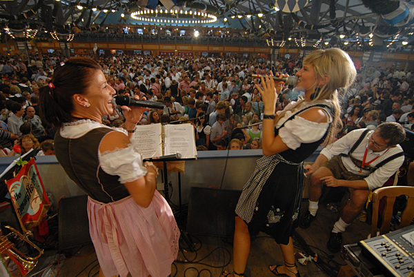 Sängerinnen auf dem Münchner Oktoberfest, 2009 | Singers at the Oktoberfest in Munich, 2009