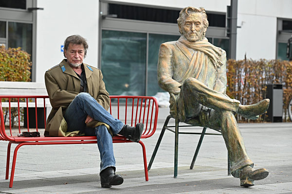 Nikolai Tregor mit Helmut-Dietl-Statue in München, 2020