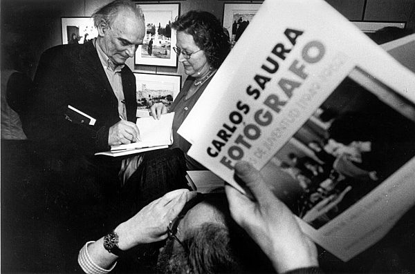 Carlos Saura beim Signieren