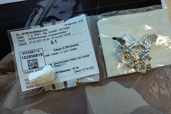 Hubert Halemba zeigt sichergestelltes Kokain