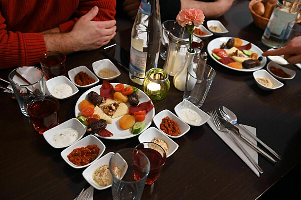 Ramadan: Gemeinsames Fastenbrechen im Restaurant Mama_s Küche in München, 2022