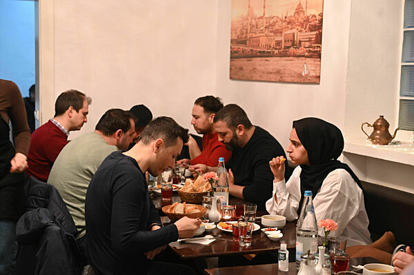 Ramadan: Gemeinsames Fastenbrechen im Restaurant Mama_s Küche in München, 2022