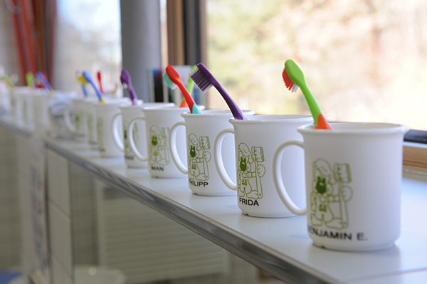 Zahnputzbecher in Münchner Kita, 2011