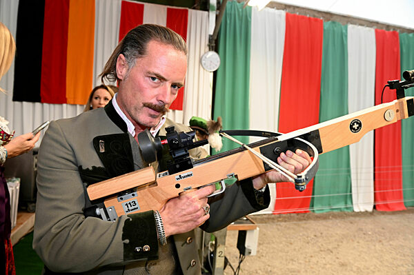 John Friedmann beim traditionellen Armbrustschießen auf dem Oktoberfest in München, 2022