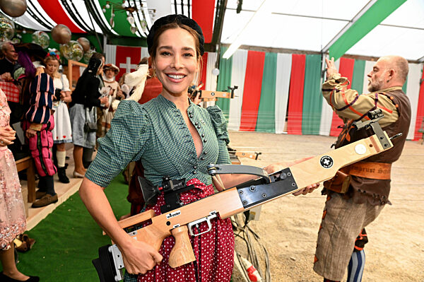 Sandra Lovelace beim traditionellen Armbrustschießen auf dem Oktoberfest in München, 2022
