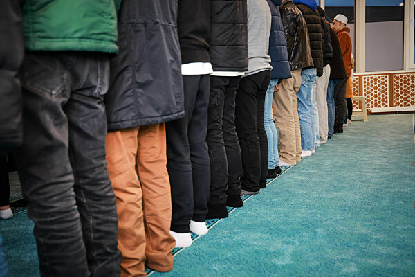 Muslime beim abendlichen Fastenbrechen während dem Ramadan-Monat in Fürstenfeldbruck, 2023