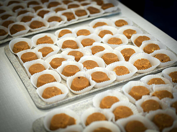 Muslime beim abendlichen Fastenbrechen während dem Ramadan-Monat in Fürstenfeldbruck, 2023