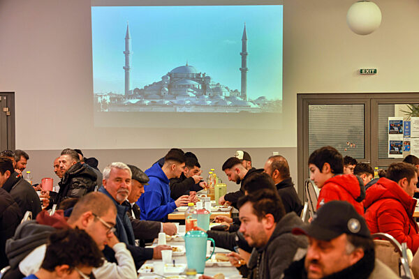 Muslime beim abendlichen Fastenbrechen während dem Ramadan-Monat in Fürstenfeldbruck, 2023