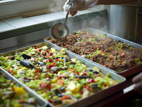 Muslime beim abendlichen Fastenbrechen während dem Ramadan-Monat in Fürstenfeldbruck, 2023