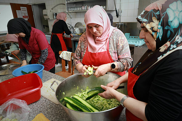 Muslime beim abendlichen Fastenbrechen während dem Ramadan-Monat in Fürstenfeldbruck, 2023