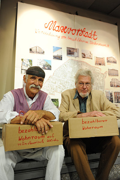 Norbert Ott und Ali Mitgutsch vor Ausstellung zur Spekulation in der Münchner Maxvorstadt, 2013 EN:
