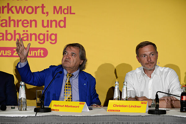 Helmut Markwort und Christian Lindner im Landtagswahlkampf in München, 2023