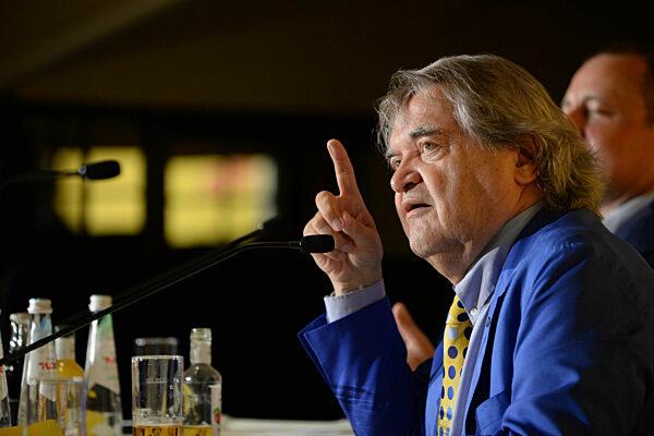 Helmut Markwort im Landtagswahlkampf in München, 2023